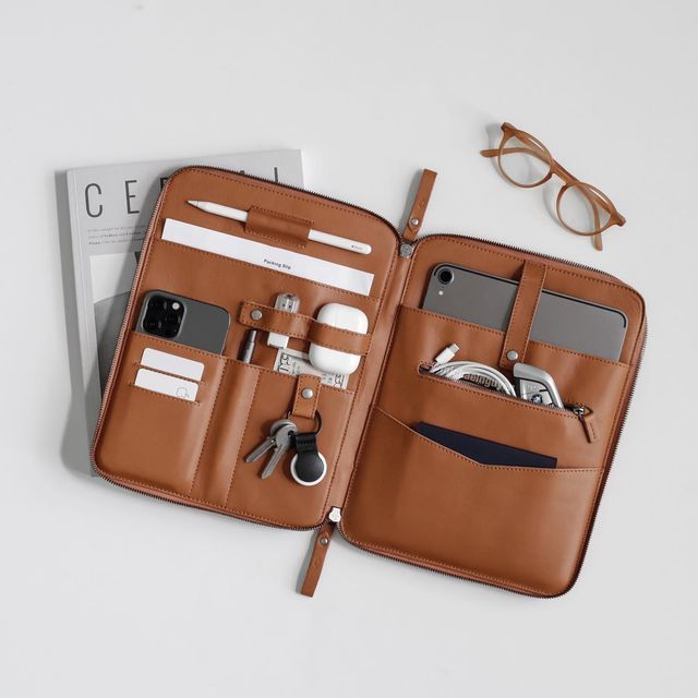 The Best Leather Accessories for Travel: Combining Style with Functionality